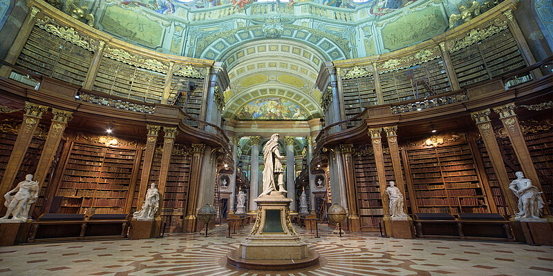 Leerer, barocker Bibliothekssaal von oben fotografiert
