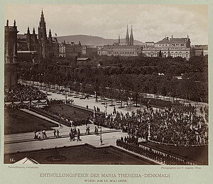 Victor Angerer, Menschenmenge an der Kreuzung Ringstraße / Maria-Theresien-Platz. Kaiser Franz Joseph und Kaiserin Elisabeth schreiten auf dem Teppich Richtung Hofzelt, 13. Mai 1888