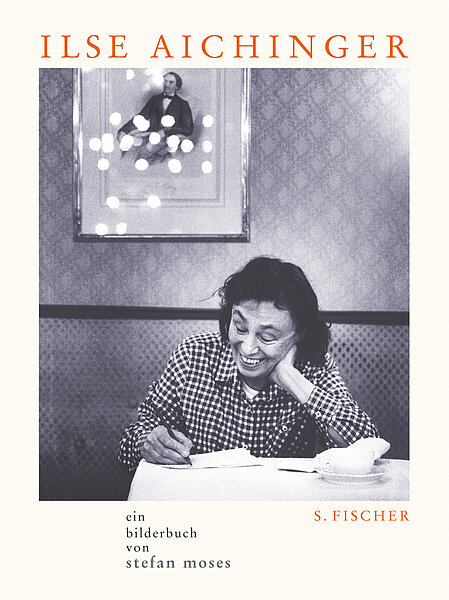 Lächelnde Frau schreibt in einem Café, schwarz-weiß