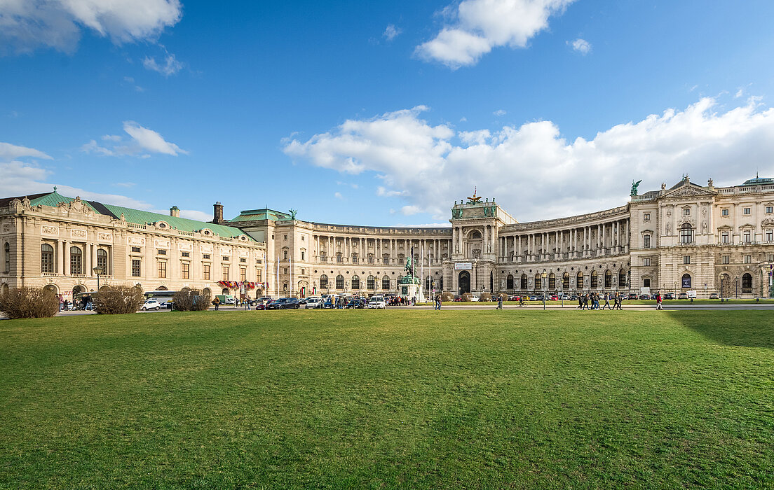 Foto von der Außenfassade eines großen barocken Gebäudes. 