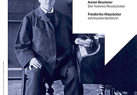 Schwarz-weißes Foto von Person in Wohnung sitzend auf Magazincover