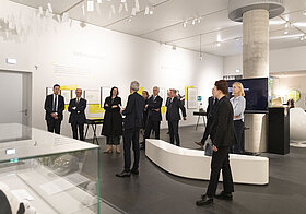 Publikum in Museumsraum.