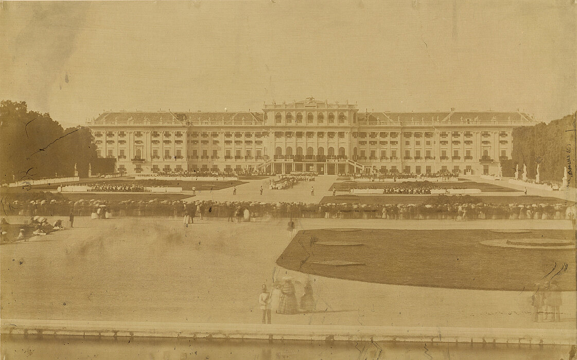Alte Schwarzweiß-Aufnahme mit Gelbstich von Schloss Schönbrunn, Gartenansicht.