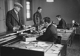 Junger Mann in der Arbeitslosenunterstützungsstelle in Steyr