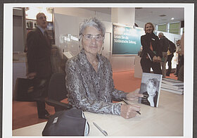 Ruth Klüger bei einer Lesung von "unterwegs verloren. Erinnerungen", um 2008