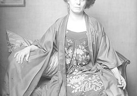 Foto einer sitzenden Frau im Kleid