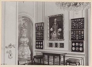 Historische Aufnahme des Miniaturen-Kabinetts in der Hofburg. Die gerahmten Kameen befinden sich direkt unterhalb des Porträts von Papst Leo XIII., flankiert von zwei weiteren Miniaturentableaus. Foto von Paul von Salis-Soglio, 1904