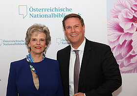 Zwei Personen posieren für ein Foto.