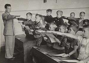 Lehrer und Schüler zeigen Hitlergruß