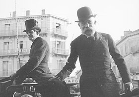 Franz Joseph I. beim Betreten des Bahnhofvorplatzes von Cannes; Originalnegativ von Maria Theresia von Braganza nach 1894