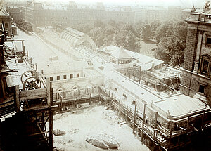 Bau des Verbindungsganges zwischen Glashaus und Neuer Burg. Blick von der Kuppel des Prunksaals. Im Hintergrund sind noch die Reste des alten Remy’schen Glashauses zu sehen, Juli 1905