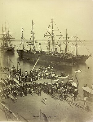 Justin Kozlowski, Einschiffung am Quai Eugenie in Port Said, 16. November 1869, Albuminabzug auf Karton, 31 x 41 cm, BAG FKB *690dd, 1