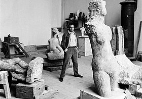 Der österreichische Bildhauer Fritz Wotruba in seinem Atelier umgeben von mehreren seiner Figuren