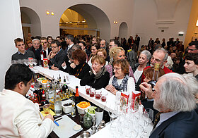 Campari-Bar mit Gästen.