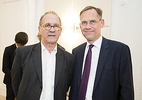 Zwei Personen im Anzug.