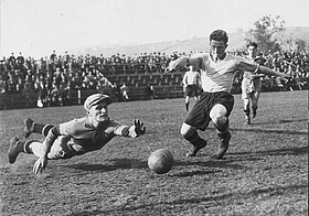 Torman segelt über den Boden und kann den Ball nicht erreichen