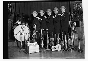 Die 5 Musiker der London Sonora Band hintereinander aufgereiht