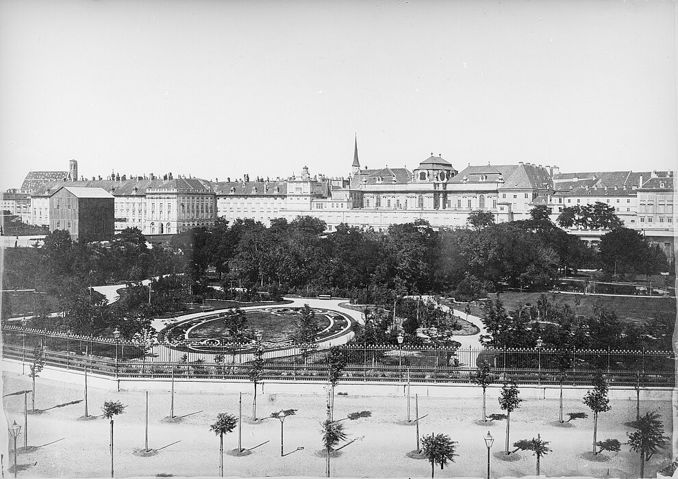Schwarz-Weiß-Foto eines große Kaisergartens mit einer großen Burg im Hintergrund.