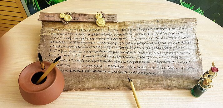 Papyrusurkunde und Schreibrohr