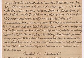 Handgeschriebenes Gedicht auf liniertem, braunen Papier mit Titel &quot;Auschwitz&quot;