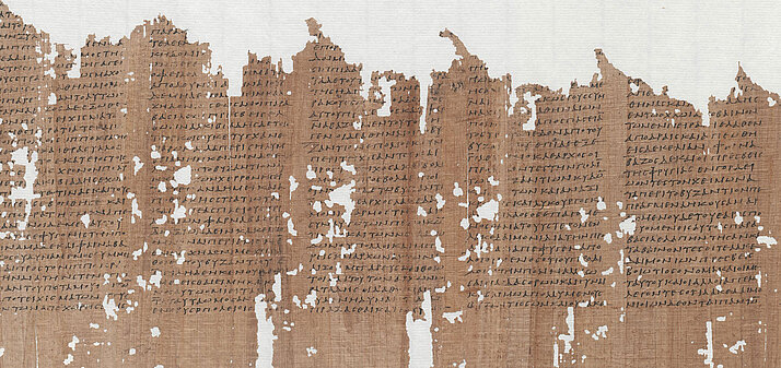 Fragment einer Papyrusrolle mit dem Text des 1. Buches der Hellenika von Xenophon. Der Text ist in Spalten angeordnet. 