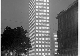 Der erleuchtete neuerbaute Ringturm