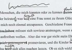 Getippter Text auf Papier mit Korrekturen.