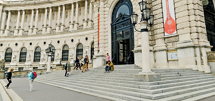 Am Bild ist der Haupteingang zu den Lesesälen am Heldenplatz zu sehen.