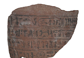 Hieroglyphen auf Tonscherbe