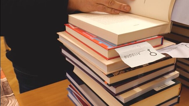 Bücherstapel in einem Ausschnitt aus dem Video