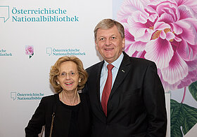 Zwei Personen posieren für ein Foto.