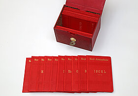 Die Schatulle mit den 22 Reisehandbüchern aus der Bibliothek von Kaiserin Elisabeth.
