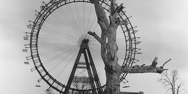 Schwarz-weißes Foto von ausgebranntem Wiener Riesenrad.