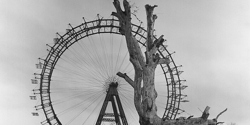 Schwarz-weißes Foto von ausgebranntem Wiener Riesenrad.
