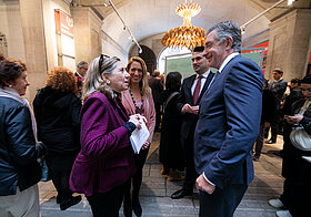 mehrere Personen bei der Ausstellungseröffnung