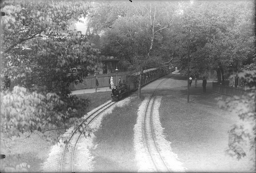 Schwarz-Weiß Foto einer Eisenbahn aus dem Jahr 1928.