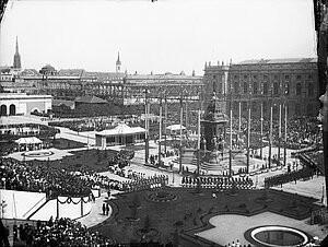 Gottlieb Marktanner-Turneretscher, Aufnahme unmittelbar nach der Enthüllung des Maria-Theresia-Denkmals gegen die im Bau befindliche Neue Hofburg, 13. Mai 1888  