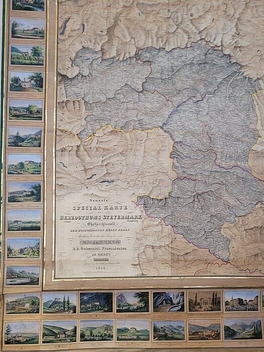 Landkarte mit blau markierter Fläche, rundherum Fotos von Landschaften