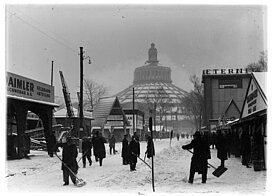 Schneeschaufler räumen den Weg zur Rotunde