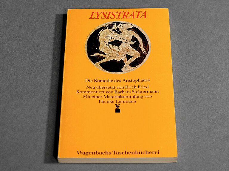 Oranges Buchcover mit Bild von zwei miteinander laufenden Menschen