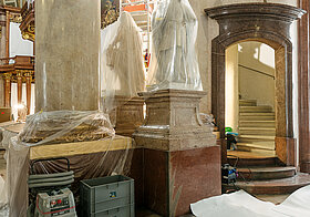 Abgedeckte Statuen im Prunksaal