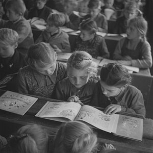 ie Volksschule in Nußbaum (Waldzell) erhält von der US-Besatzungsbehörde eine Bücherspende, 1948