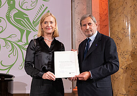 Zwei Personen halten Urkunde