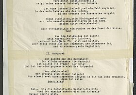 Getippter Text auf Papier mit viel Klebeband darauf.
