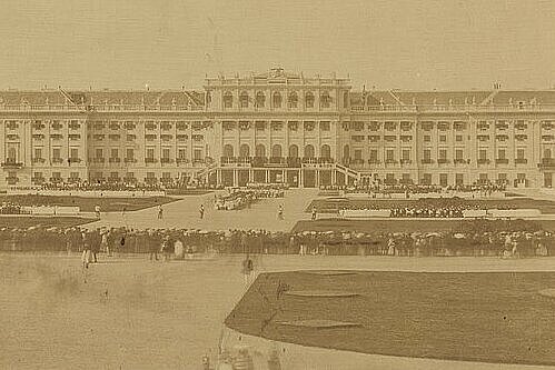 Alte Schwarzweiß-Aufnahme mit Gelbstich von Schloss Schönbrunn, Gartenansicht
