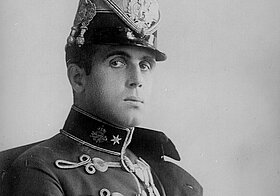 Person in reich verzierter Uniform