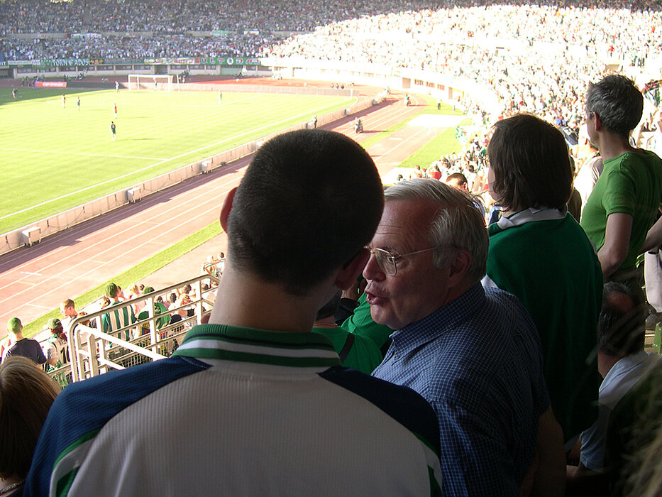 WSD und andere beim Wiener Derby auf der Tribüne des Ernst-Happel-Stadions