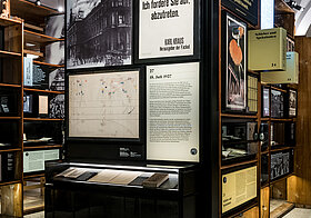 Altes Bücherregal mit Plakaten