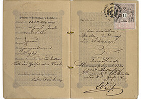 Alter Reisepass mit schwungvoller Schrift mit Briefmarke und Stempel.