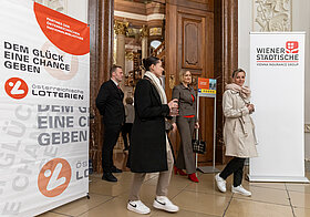Besucher:innen der Ausstellung